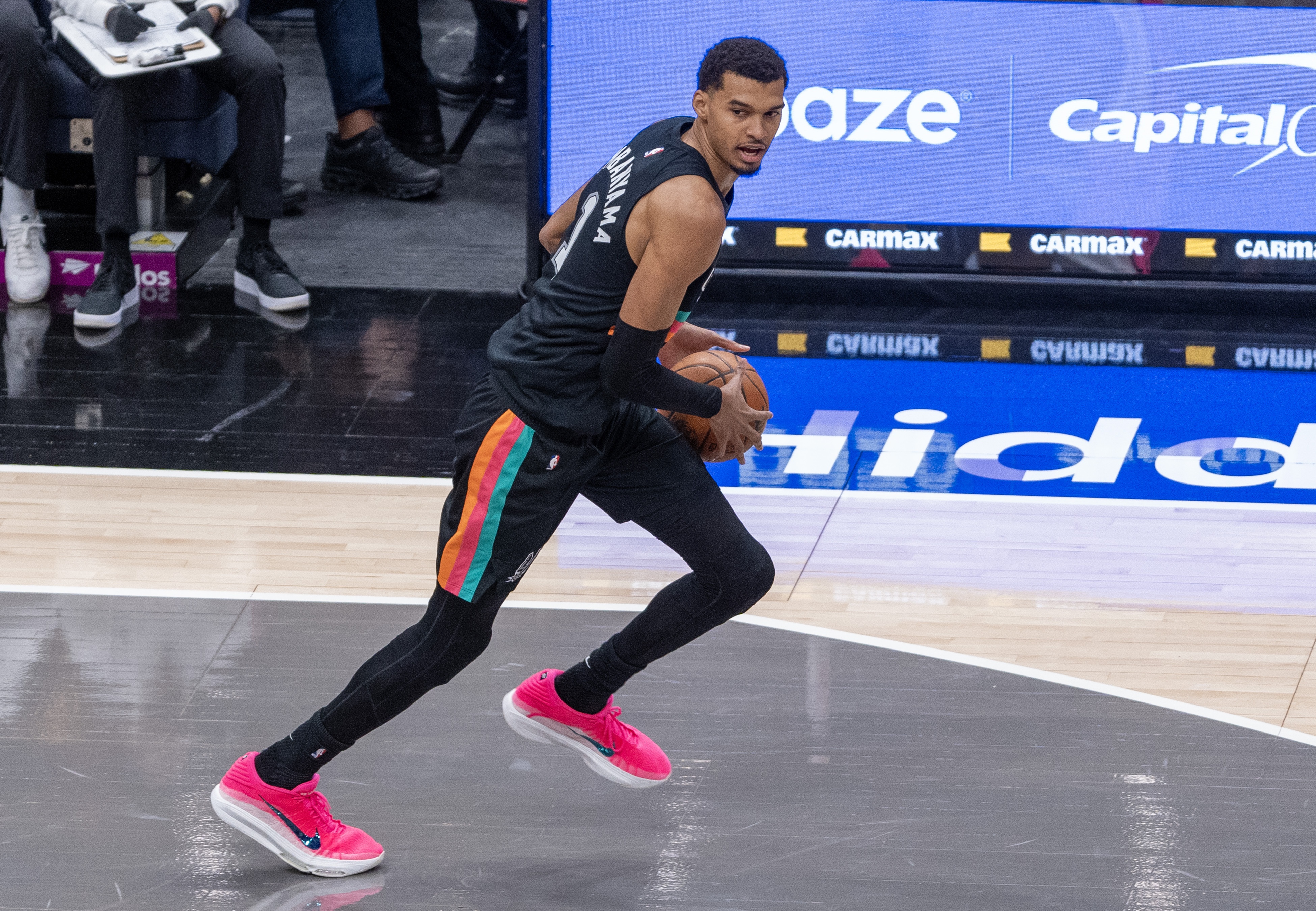 开云下载-被推了一下？文班亚马强攻欲隔扣切特 遭对手大帽拒绝