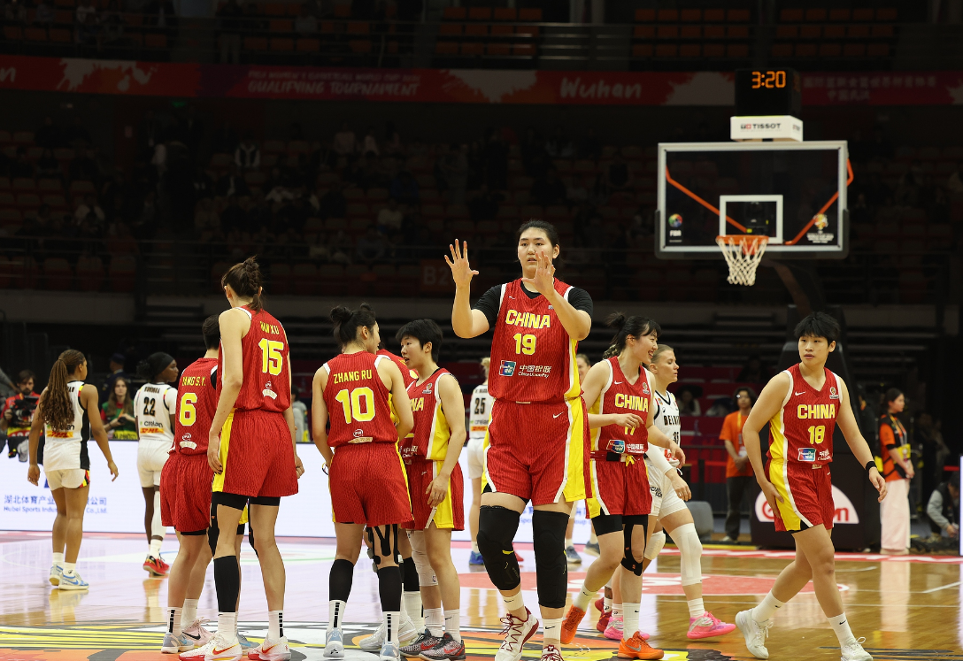 开云-女篮惨败张子宇成唯一亮点！18分钟20+11统治内线 2.26米对抗超强